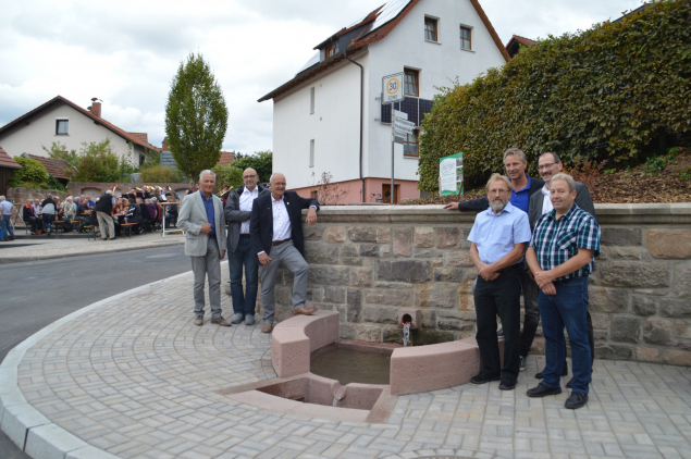 Am neuen Heer-Brunnen vl.: Hermann Müller, Bruno Günkel, Manfred Helfrich, Gerhard Fladung, Elmar Herget, Christof Erb und Thomas Hohmann.