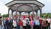 Die Poppenhausener Reisegruppe unter und vor dem Pavillon im Solegarten Bad Salzungen