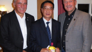 v.l.:Kreisbeigeordneter Hermann Müller, Bürgermeister Zhaohui Wang und Bürgermeister Manfred Helfrich