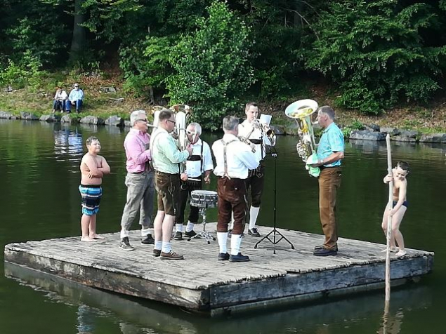 Nach dem Konzert lieferten die Wellblech-Musikanten noch eine Einlage auf dem Floß im Guckaisee