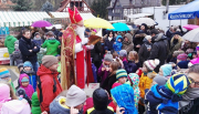 Der Nikolaus verteilte auf dem Poppenhausener Weihnachtsmarkt Geschenkpäckchen an die zahlreich erschienenen Kinder