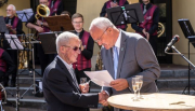 Bürgermeister Manfred Helfrich gratuliert dem Alters-Jubilar, Mitbürger Erwin Lachnit, zum 80. Geburtstag.