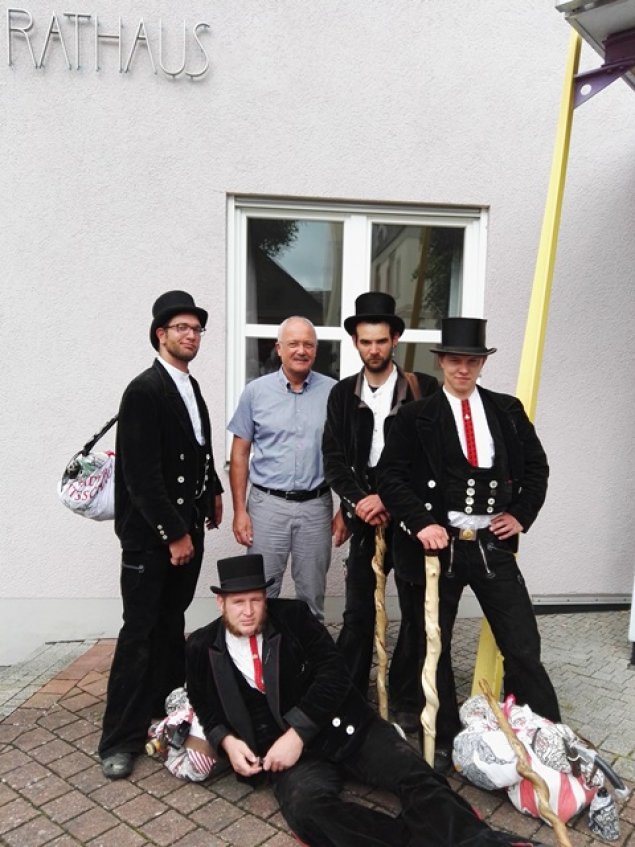 Die reisenden Handwerksgesellen mit dem Bürgermeister vor dem Poppenhausener Rathaus.