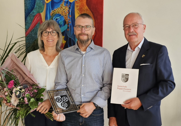 Stephan Unger mit seiner Frau Beate und Bürgermeister Manfred Helfrich