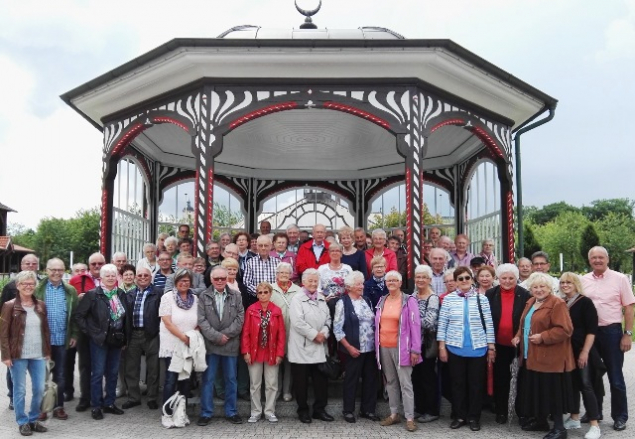 Die Poppenhausener Reisegruppe unter und vor dem Pavillon im Solegarten Bad Salzungen