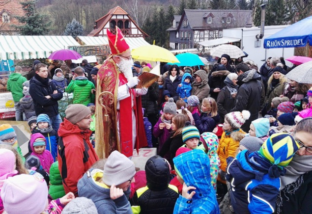 Der Nikolaus verteilte auf dem Poppenhausener Weihnachtsmarkt Geschenkpäckchen an die zahlreich erschienenen Kinder
