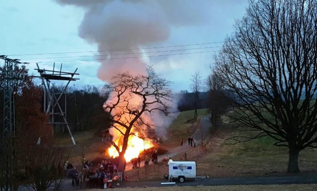 Das Hutzelfeuer im Ortsteil Poppenhausen bei Einbruch der Dunkelheit, Foto: Maik Lotz