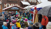 Der Nikolaus verteilte auf dem Poppenhausener Weihnachtsmarkt Geschenkpäckchen an die zahlreich erschienenen Kinder.