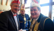 Bürgermeister Manfred Helfrich begrüßt Prinz Dirk Novus Hotelicus LXXIV von Fulda mit seiner Mannschaft in der Märchenwiesenhütte