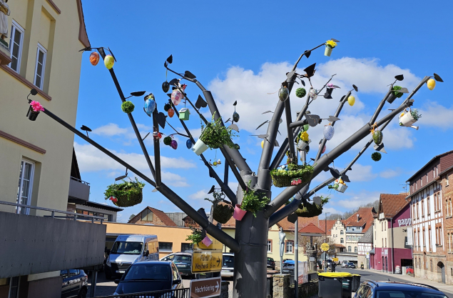 Fotos von dem zum Frühlingsbeginn dekorierten Lebensthemen-Baum.