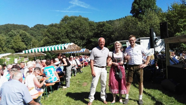 Zur zünftigen Blasmusik des Musikvereins Lahrbach e.V. schunkelte das Fuldaer Wiesenpaar Daniel Mans und Maike Eifert mit Bürgermeister Manfred Helfrich