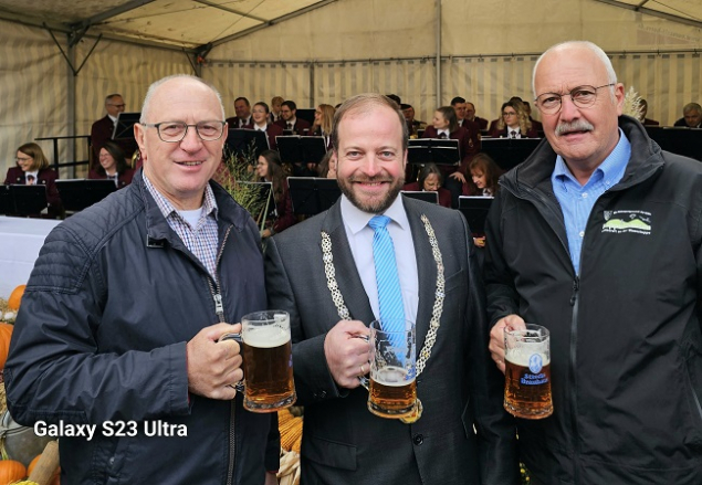 Steffen Malzer, 1. Bürgermeister Ostheim v.d.Rhön (Mitte), sein langjähriger Vorgänger Ulrich Waldsachs (links) und Bürgermeister Manfred Helfrich freuen sich über die längst zur Tradition gewordene Markt-Initiative.