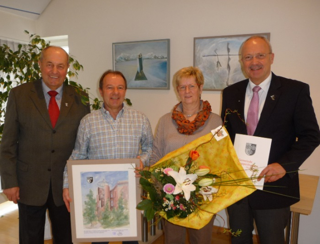 Gruppenfoto v.l.: Erster Beigeordneter Hans-Jörg Hauke, Walter und Luise Bernhardt sowie Bürgermeister Manfred Helfrich