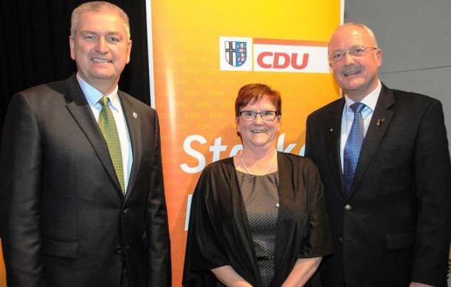 Gruppenfoto von links: Landrat Bernd Woide, Vorsitzende Elisabeth Laudenbach und Manfred Helfrich