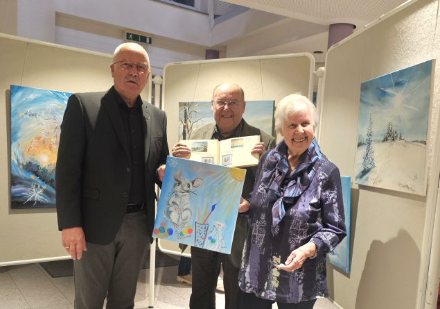 Ulla Hucklenbruch (re.) mit Ihrem Lebenspartner Dieter Sippel (Mitte) und Bürgermeister Manfred Helfrich bei der Eröffnung der Ausstellung im Rathaus-Foyer.