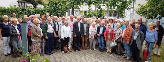 Die Teilnehmer der Seniorenfahrt freuen sich mit Erzbischof Dr. Ludwig Schick (Bildmitte) über die herzliche Begegnung.