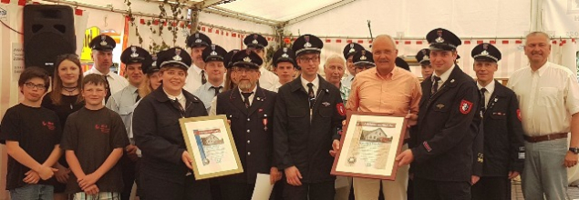 v.r.: Landrat Bernd Woide, GBI Georg Wehner, Vors. Thomas Ruppert, Bürgermeister Manfred Helfrich, dahinter Lothar Trabert, Wehrf. Andreas Hamm, Ortsvorst. u. langj. Jugendwart Gerhard Fladung u. Jugendfeuerwehrwartin Johanna Trapp