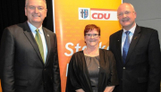 Gruppenfoto von links: Landrat Bernd Woide, Vorsitzende Elisabeth Laudenbach und Manfred Helfrich