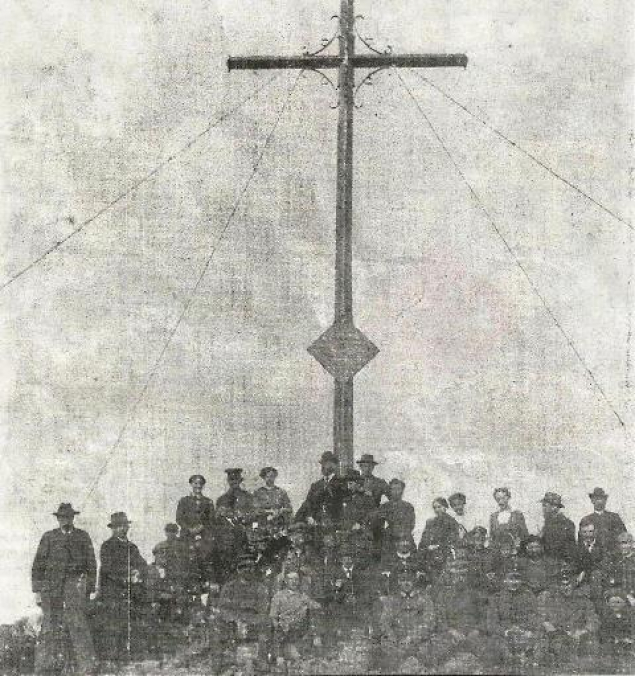 Das am 16. Juni 2016 auf der Wasserkuppe errichtete Gedenkkreuz re: ist der „geistige Vater“ der Stätte, Kaplan Konrad Trageser, zu sehen, der sein Leben im Januar 1942 im KZ Dachau verlor. Foto: Archiv Michael Mott