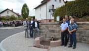 Am neuen Heer-Brunnen vl.: Hermann Müller, Bruno Günkel, Manfred Helfrich, Gerhard Fladung, Elmar Herget, Christof Erb und Thomas Hohmann.