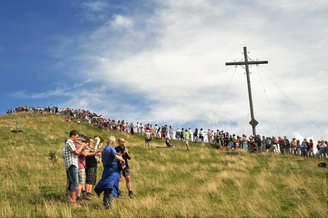 Ein Foto aus jüngeren Tagen: Die Wette gegen die FZ im Jahr 2009, die von der Gemeinde Poppenhausen (Wasserkuppe) klar gewonnen wurde. Denn die Poppenhausener schafften es, von der Schutzhütte unterhalb des Gipfels eine ca. 400-Meter lange Menschenkette zum Gipfel des Pferdkopfes zu bilden, deren Teilnehmer in Begleitung des Musikvereins Cäcilia das Poppenhausener Lied sangen.